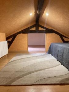 - un grand lit dans une chambre avec plafond dans l'établissement Villas Chapu, à Fontainebleau