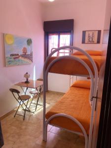 レアルモンテにあるApartment with Sea View, Lido Rosselloのベッドルーム1室(二段ベッド1組、テーブル付)