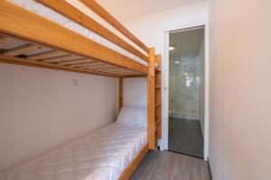 Habitación pequeña con litera y puerta en Un appartement coquet au pied des pistes, en Val Louron