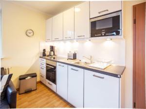 Kuchyň nebo kuchyňský kout v ubytování Dünenpark Binz - Komfortplus Ferienwohnung mit 1 Schlafzimmern und Balkon im Dachgeschoss 303