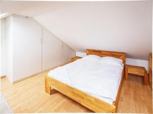 Postel nebo postele na pokoji v ubytování Dünenpark Binz - Komfortplus Ferienwohnung mit 1 Schlafzimmern und Balkon im Dachgeschoss 303