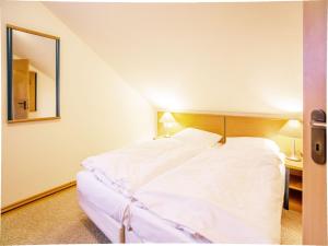 Postel nebo postele na pokoji v ubytování Dünenpark Binz - Komfortplus Ferienwohnung mit 1 Schlafzimmern und Balkon im Dachgeschoss 303