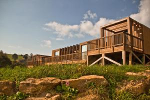 a row of modular homes in a field with rocks at Cabanas da Colina in Bombarral