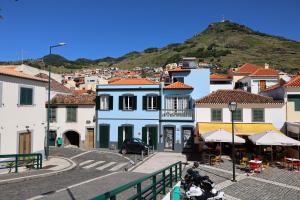 un grupo de edificios en una ciudad con una montaña en Casa Do Pico by AnaLodges, en Machico