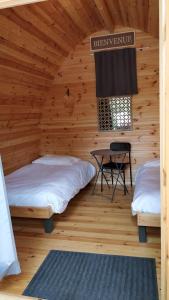 เตียงในห้องที่ Camping Au Tour de l'Aveyron