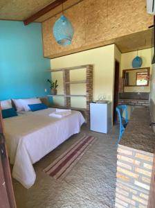 Un dormitorio con una cama grande en una habitación. en Amar Pousada, en Luís Correia