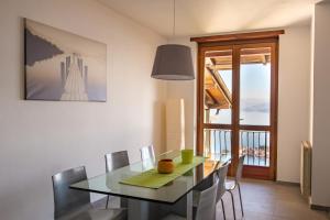 a dining room with a table and chairs and a window at Alba in Cà delle isole in Stresa