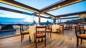 een restaurant met tafels en stoelen en uitzicht bij Grand Hotel Duomo in Pisa