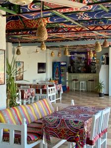 uma sala de estar com uma mesa e um sofá e um quarto em El Gezira Hotel em Luxor