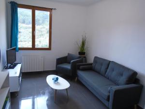 a living room with a couch and a table at Gîte la tramontane in Cucugnan