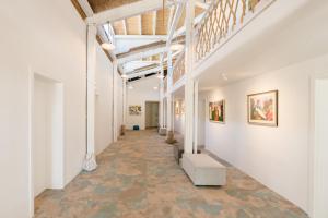 un pasillo de una galería de arte con pinturas en las paredes en Friends Hotel en Lozenets