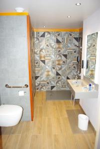 une salle de bain avec toilettes et lavabo dans l'établissement Greet Hotel Paris porte de la Chapelle - Aréna, à Paris
