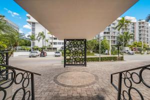 Een balkon of terras bij The Landon Bay Harbor-Miami Beach