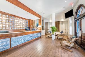 een lobby met een wachtruimte met stoelen en een televisie bij The Landon Bay Harbor-Miami Beach in Miami Beach