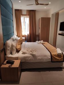 Cama o camas de una habitación en STAYMAKER Apex Hotel