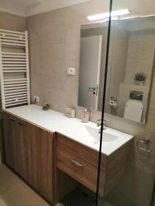 bagno con lavandino e specchio di IRIS a Mamaia Nord - Năvodari