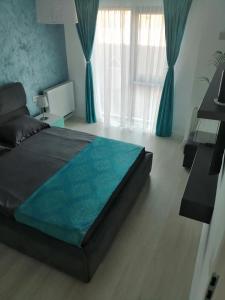 una camera con un grande letto e tende blu di IRIS a Mamaia Nord - Năvodari