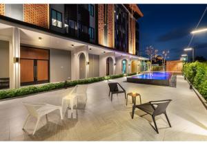 Bazén v ubytování PLAAI Plus Hotel Rayong nebo v jeho okolí