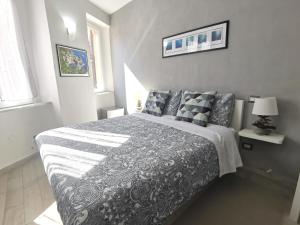 a bedroom with a black and white bed with pillows at SeaBreeze Vernazza in Vernazza
