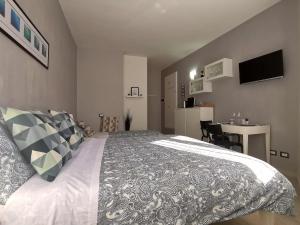 a bedroom with a large bed and a kitchen at SeaBreeze Vernazza in Vernazza