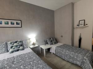 a hotel room with two beds and a table at SeaBreeze Vernazza in Vernazza