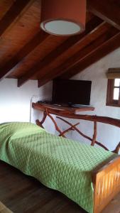 a bedroom with a desk and a bed in a room at Los Arbolitos Cabañas y Aparts in Santa Rosa de Calamuchita