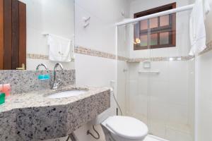 邦比尼亞斯的住宿－Dubai Bungalows Bombinhas，一间带水槽和卫生间的浴室