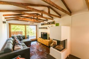 uma sala de estar com um sofá e uma lareira em Chalet Max Panorama by we rent em Zell am See