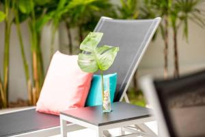 una pianta in un vaso su un tavolo accanto a una sedia di **80% DISCOUNT** 2 Bed/2 Bath SINGLE LEVEL, GARDEN a Ko Samui