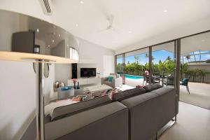 un soggiorno con un grande divano e un tavolo di **80% DISCOUNT** 2 Bed/2 Bath SINGLE LEVEL, GARDEN a Ko Samui