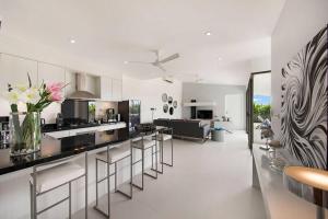 una cucina e un soggiorno con elettrodomestici bianchi e neri di **80% DISCOUNT** 2 Bed/2 Bath SINGLE LEVEL, GARDEN a Ko Samui