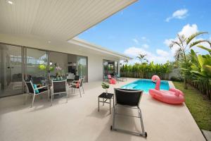 una casa con piscina e un fenicottero rosa nel cortile di **80% DISCOUNT** 2 Bed/2 Bath SINGLE LEVEL, GARDEN a Ko Samui
