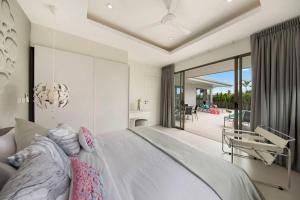 una camera da letto bianca con un letto grande e un patio di **80% DISCOUNT** 2 Bed/2 Bath SINGLE LEVEL, GARDEN a Ko Samui Altre 32 foto