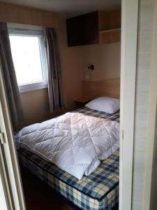 Una cama o camas en una habitación de Stacaravan 4pers in Bredene met eigen tuintje 2449