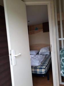 Una cama o camas en una habitación de Stacaravan 4pers in Bredene met eigen tuintje 2449