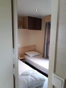 Una cama o camas en una habitación de Stacaravan 4pers in Bredene met eigen tuintje 2449