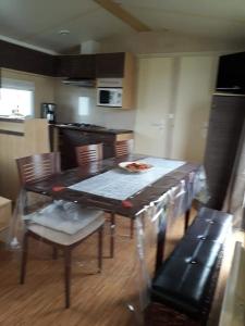 Una cocina o kitchenette en Stacaravan 4pers in Bredene met eigen tuintje 2449