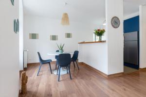 una cucina e una sala da pranzo con tavolo e sedie di My Colmar Homes - Le XIII a Colmar