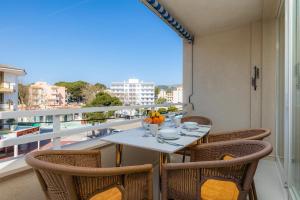 a table and chairs on a balcony with a view at Casa Laura in Cala Ratjada