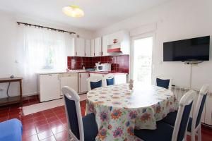 Kuchyňa alebo kuchynka v ubytovaní Seaview Apartment Omisalj 3623-1