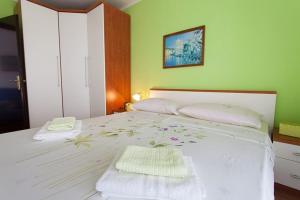 Posteľ alebo postele v izbe v ubytovaní Seaview Apartment Omisalj 3623-1