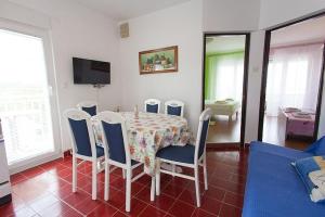 Televízia a/alebo spoločenská miestnosť v ubytovaní Seaview Apartment Omisalj 3623-1