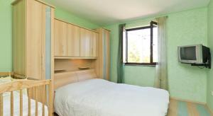 TV a/nebo společenská místnost v ubytování Holiday house in Buje with balcony, air conditioning, W-LAN, washing machine (567-1)