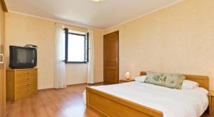 Postel nebo postele na pokoji v ubytování Holiday house in Buje with balcony, air conditioning, W-LAN, washing machine (567-1)
