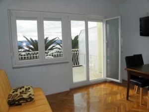 Televízia a/alebo spoločenská miestnosť v ubytovaní Apartment in Duce with sea view, terrace, air conditioning, Wi-Fi (4166-4)