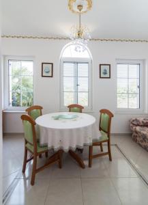 comedor con mesa blanca y sillas en Apartment in Savudrija with sea view, terrace, air conditioning, Wi-Fi (123-3), en Savudrija