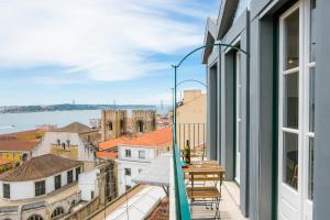 リスボンにあるAlfama Terrace River View 12 by Lisbonne Collectionの市街の景色を望むバルコニー