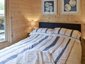 A bed or beds in a room at Pear Tree Cabin 