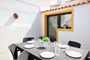 - une table et des chaises sur la terrasse dans l'établissement Vila - Mar - Private outdoor Jacuzzi - wifi & airco - by bedzy, à Albufeira
