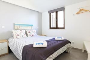 ein Schlafzimmer mit einem Bett mit zwei Kissen darauf in der Unterkunft Vila - Mar - Private outdoor Jacuzzi - wifi & airco - by bedzy in Albufeira